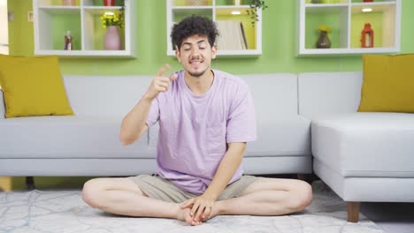 el joven inteligente piensa creativamente.