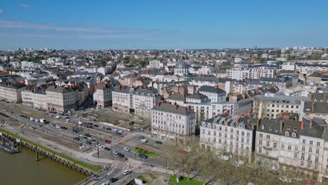 Puente-Pont-Anne-De-Bretagne-Con-La-Iglesia-De-Notre-Dame-De-Bon-Port-Al-Fondo,-Paisaje-Urbano-De-Nantes,-Francia