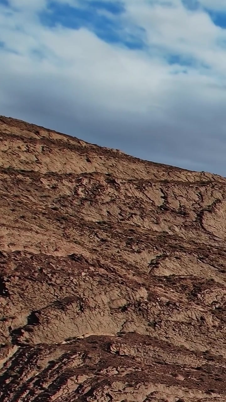 La veduta aerea mostra il paesaggio aspro e il terreno del Marocco