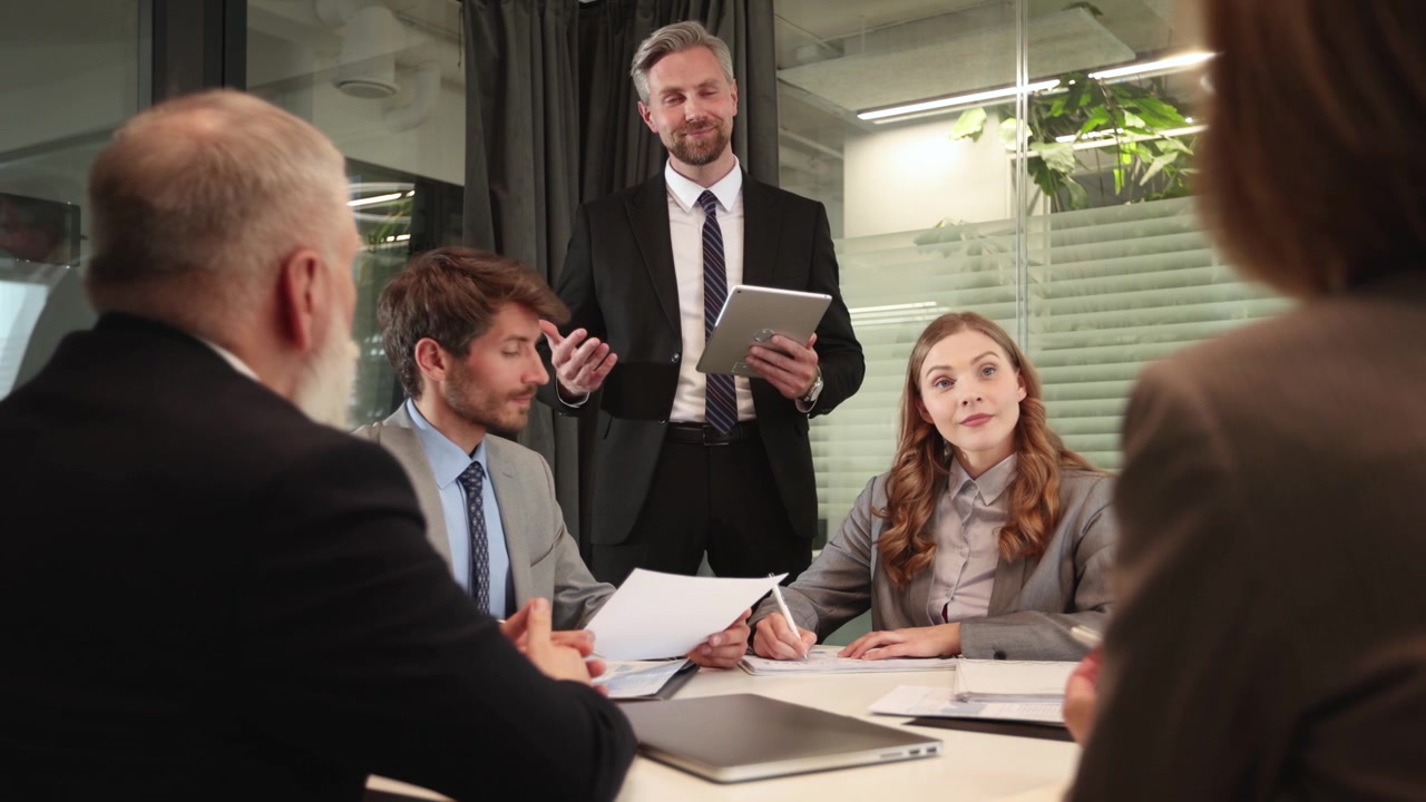 Professionisti aziendali che discutono un progetto in una riunione in ufficio moderno.