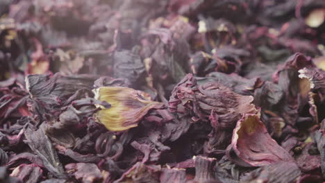 video de fotografía macro - video de 4k de té carcade egipcio tradicional