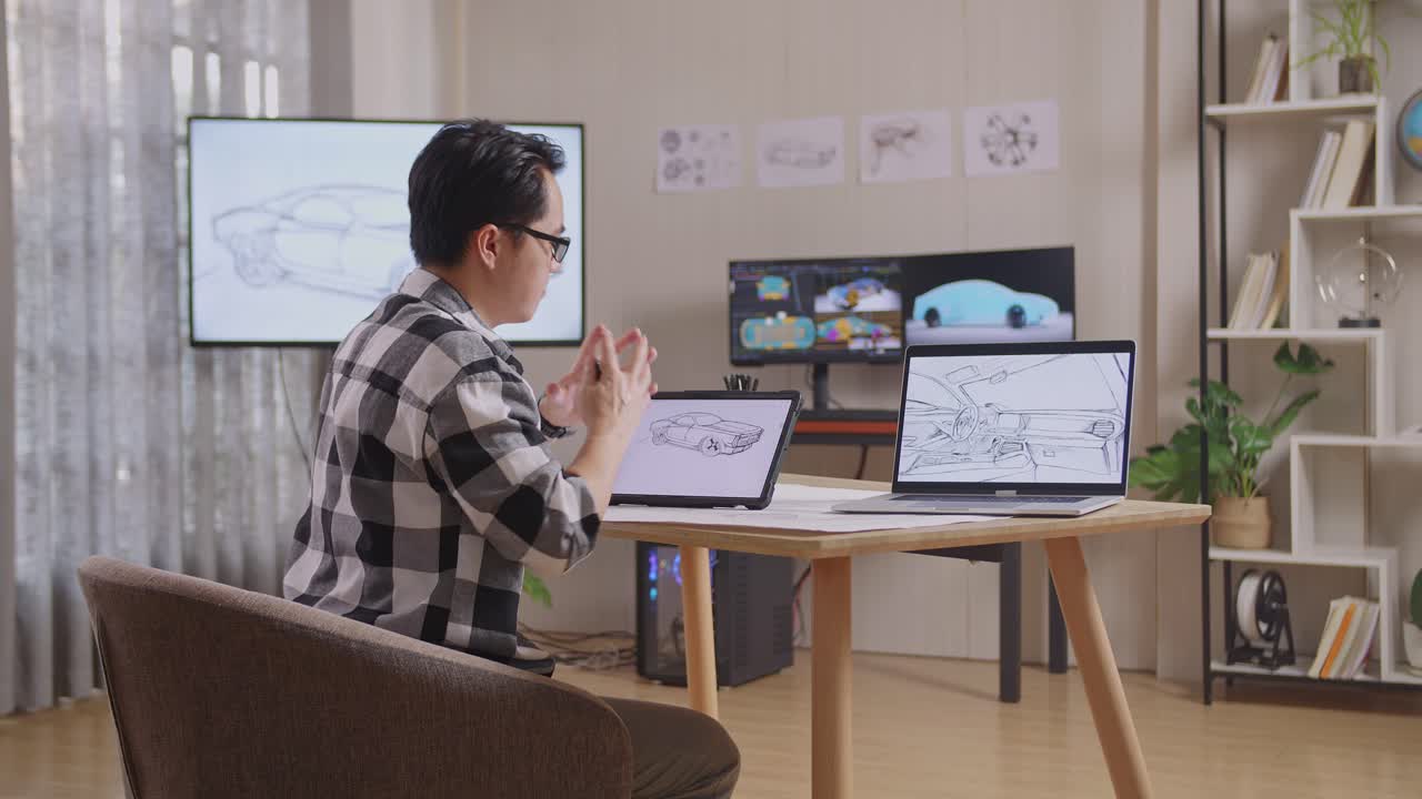 아시안 남성의 측면 뷰는 tv와 컴퓨터 디스플레이 3d 전기 자동차 모델을 가진 스튜디오에서 태블릿에 새로운 자동차 디자인 컨셉을 그리는 동안 스트레칭합니다.