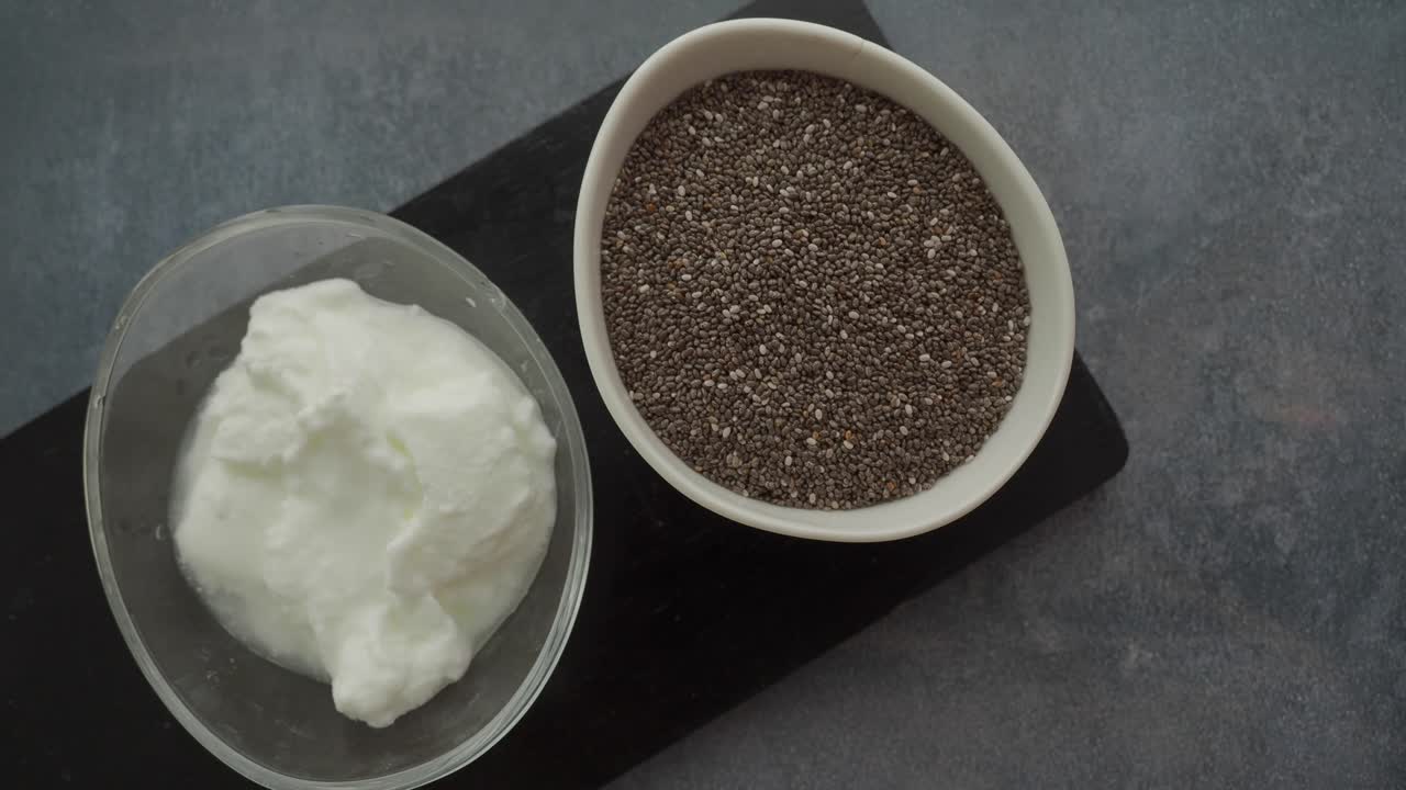 Semi di chia e yogurt
