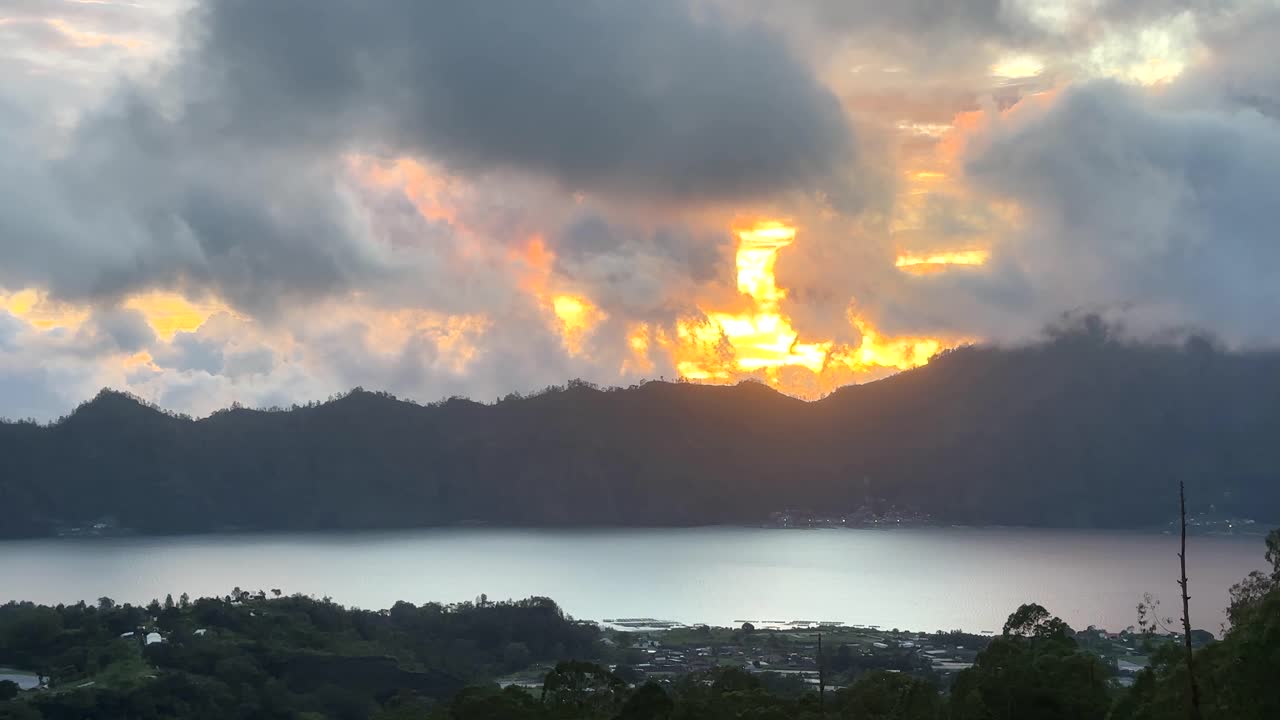 Upea auringonnousu kuvattuna Batur-vuorelta Indonesian Balin lomaparatiisisaarella