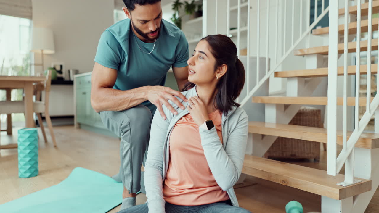 pareja haciendo yoga en casa