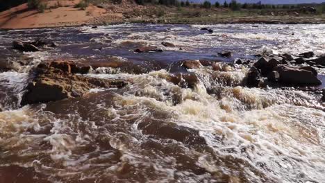 Río-Que-Fluye-En-Plena-Crecida