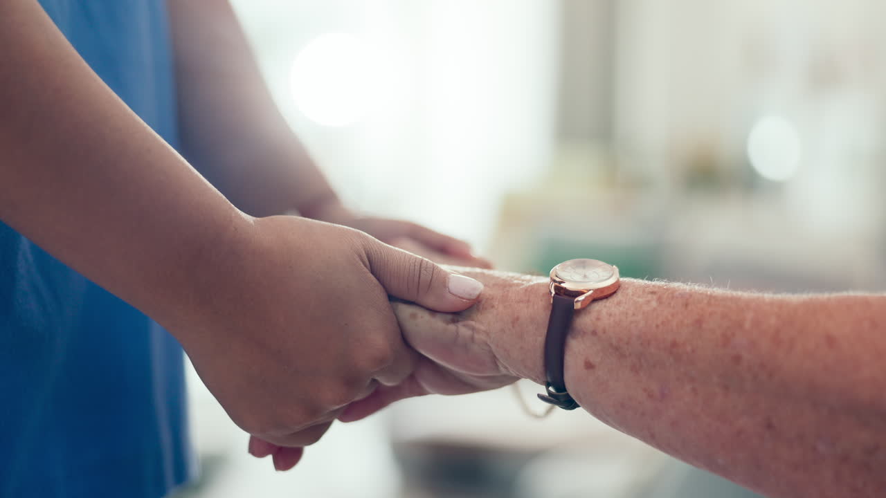 enfermera, cogida de la mano y paciente mayor