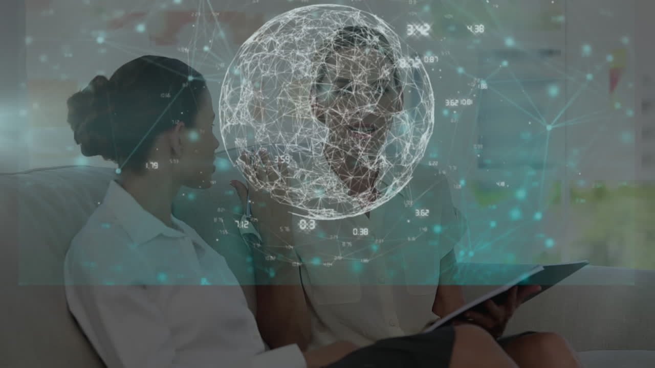 mujeres de negocios charlando en un sofá.