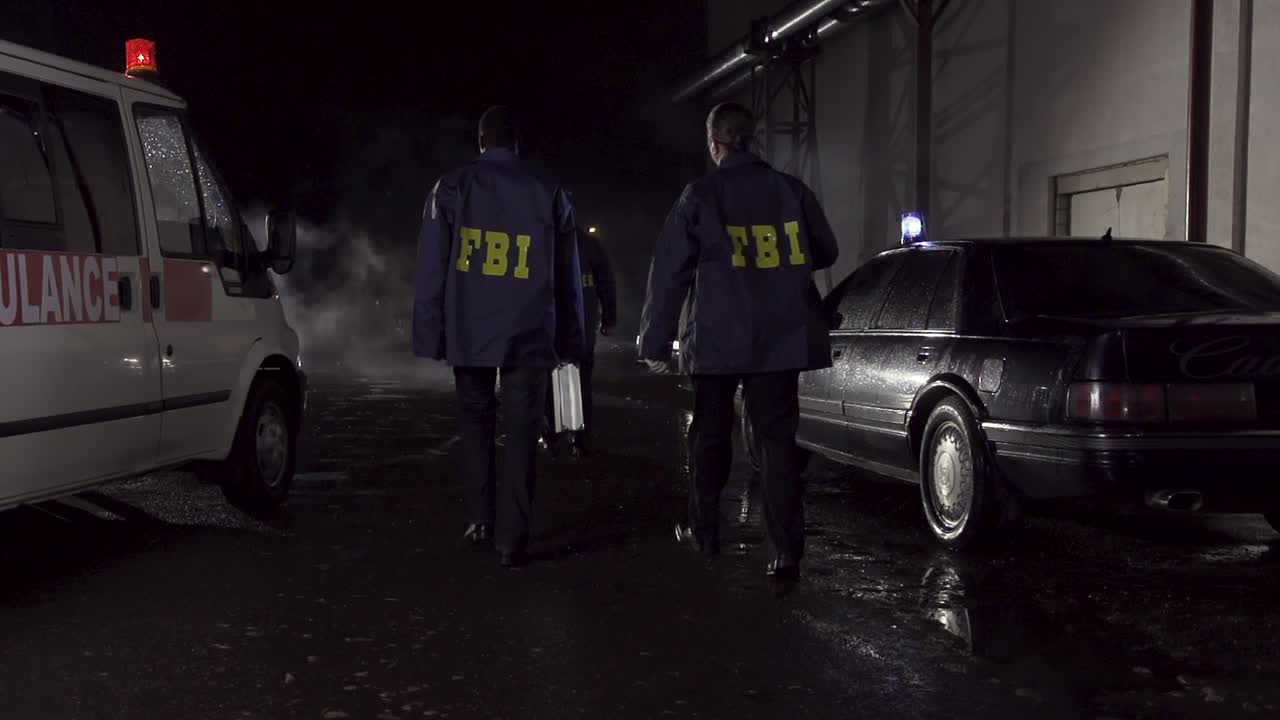 agentes del fbi en una escena del crimen nocturna