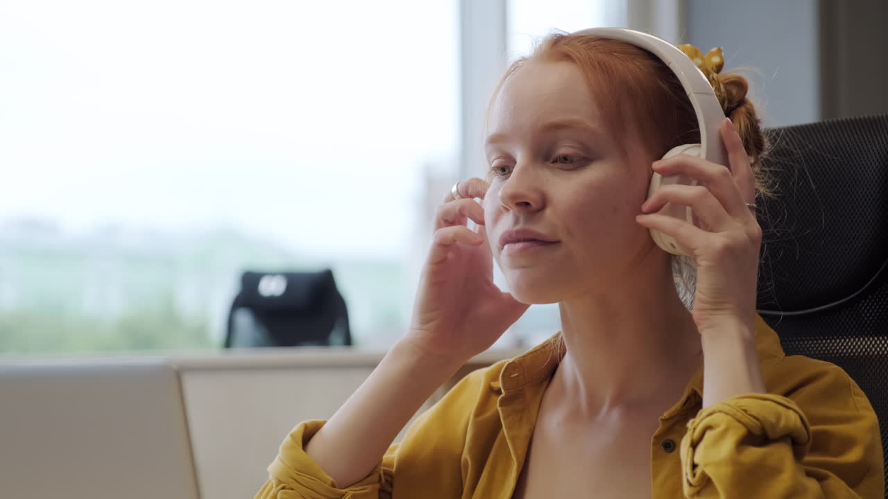 mujer con auriculares trabajando en la oficina
