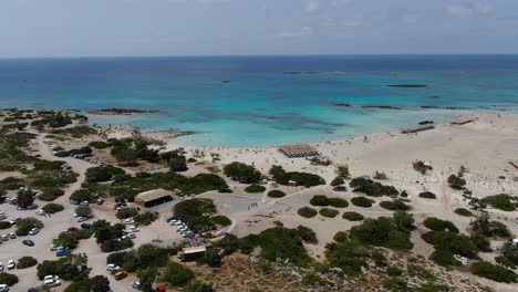 playa de elafonissi en creta grecia con estacionamiento y área de invitados con vehículos, toma aérea de exhibición de muñecas
