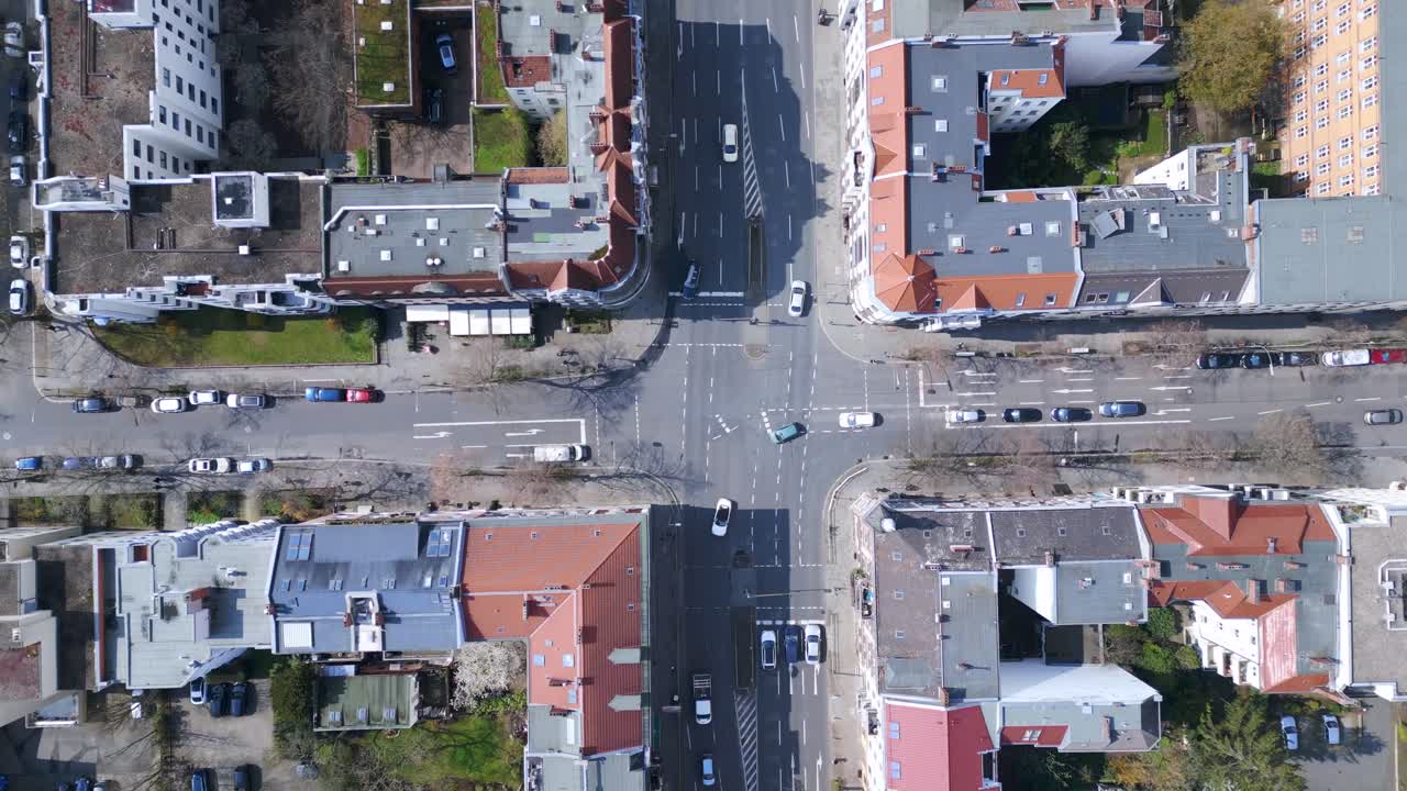 Невероятный вид с воздуха на Немецкий перекресток улиц в Берлине в пасмурный день, район Штеглиц.