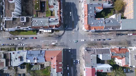 Increíble-Vista-Aérea-Superior-Vuelo-Alemán-Intersección-Calle-En-La-Ciudad-De-Berlín-En-Día-Nublado,-Distrito-Steglitz