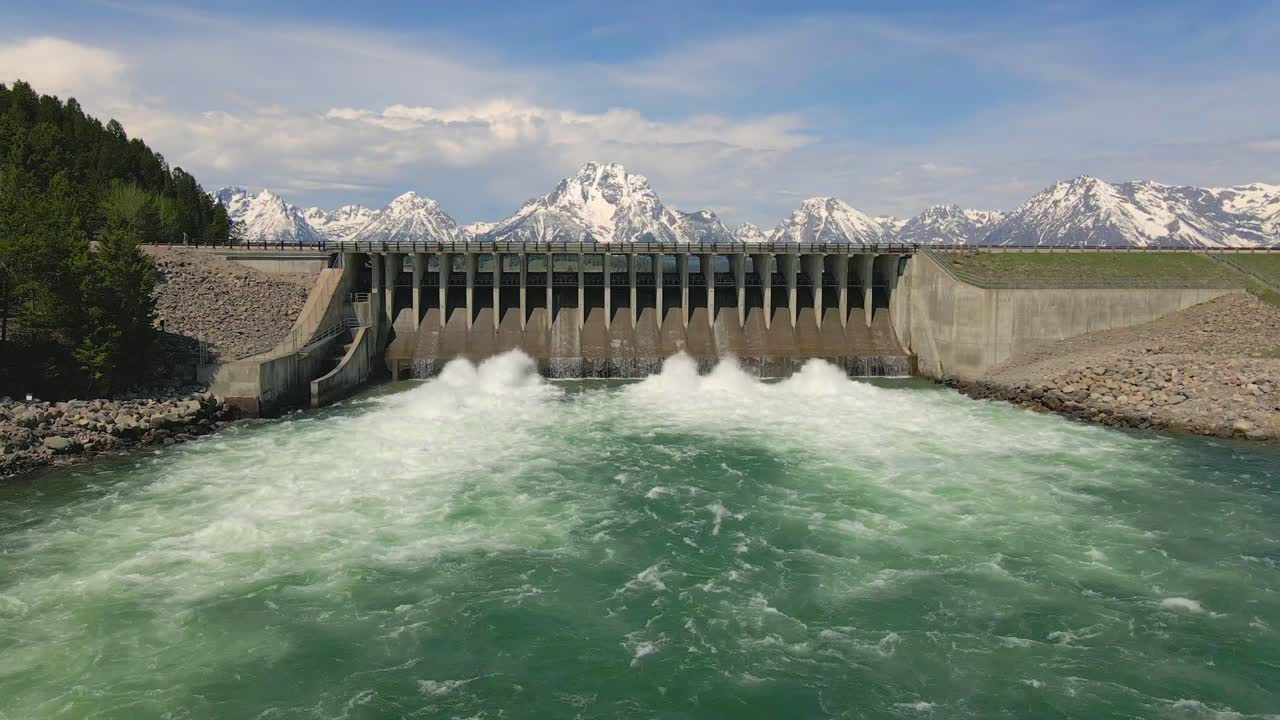 미국 와이오밍주 그랜드 테톤 국립공원에 있는 새 떼의 공중 4k 슬로우모션 60fps