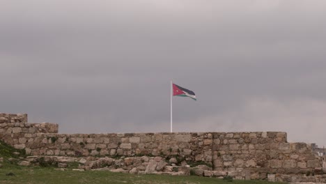 Jordanische-Flagge-An-Einer-Festung-An-Der-Zitadelle-In-Amman,-Jordanien-–-Weht-In-Zeitlupe-Im-Wind