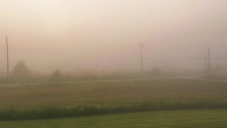 La-Densa-Niebla-Matutina-Da-Un-Tono-Rosado-A-La-Luz-De-La-Mañana