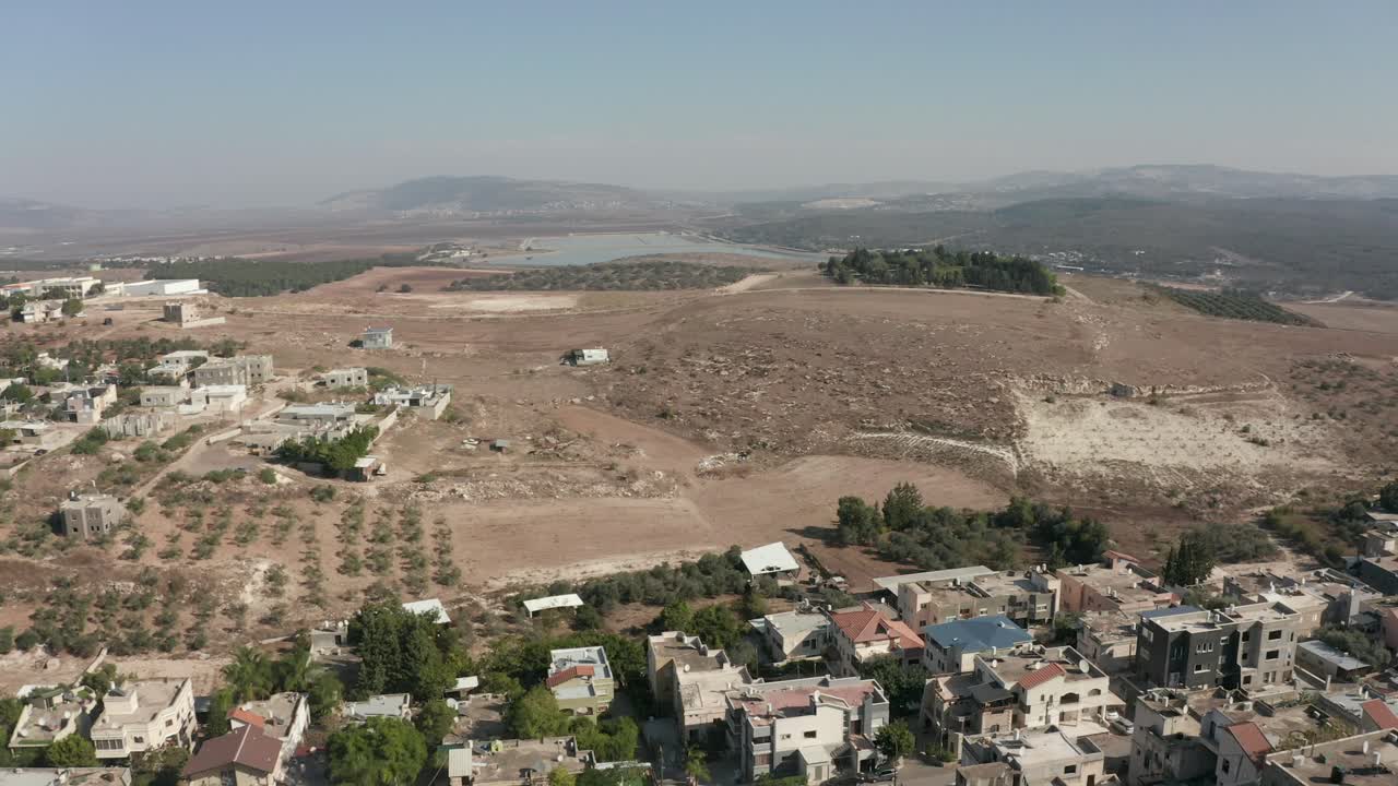 Vista aerea di una moschea in un villaggio palestinese