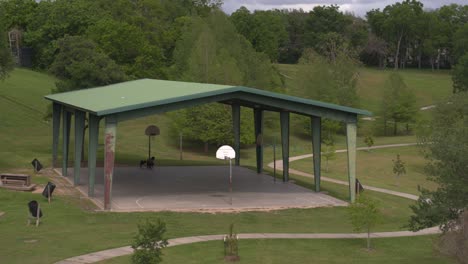 Establecimiento-De-Una-Toma-Del-área-De-Baloncesto-Al-Aire-Libre-En-Bayou-Park-Houston