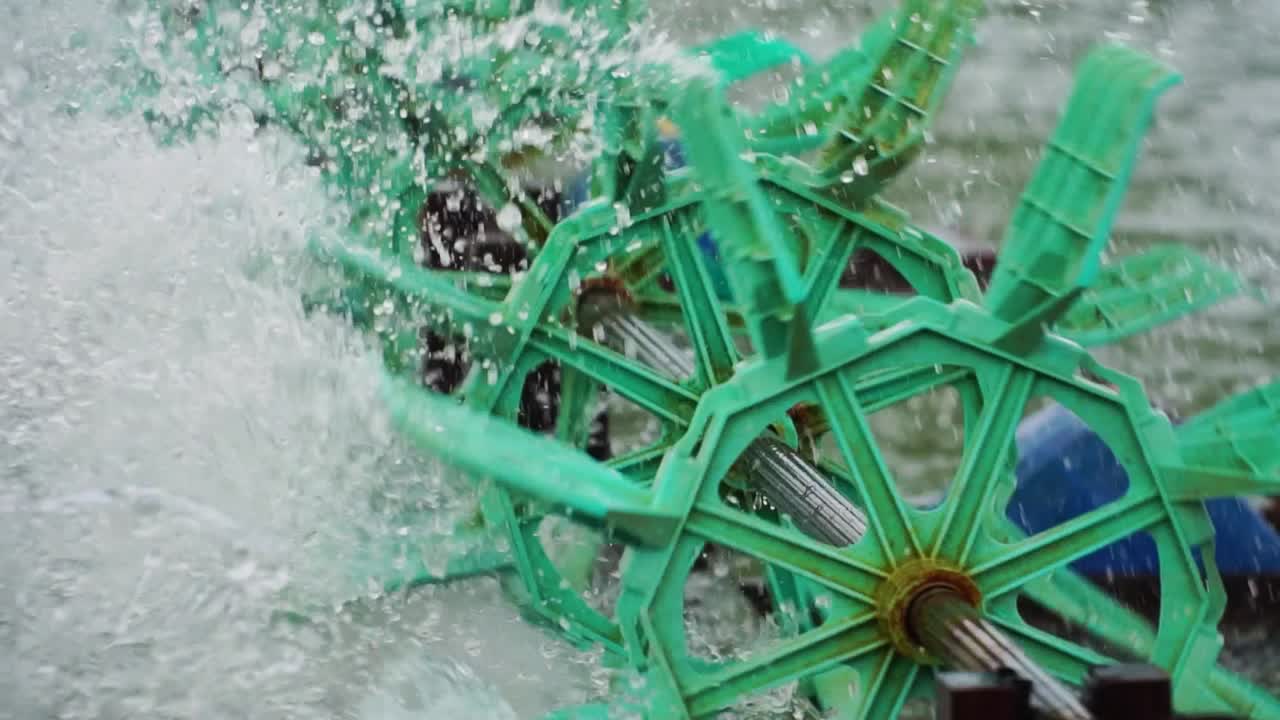 вращение водяных турбин и увеличение количества кислорода в ванне для креветочной фермы