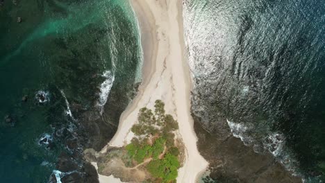 birdseye aérea sobre la playa de costa rica, san juanillo, con arena y orilla rocosa, dron de 4k