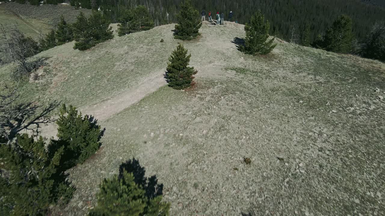 grupo de personas caminando en la cima de un acantilado en wyoming
