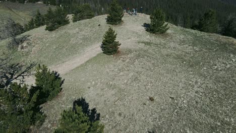 Grupo-De-Personas-Caminando-En-La-Cima-De-Un-Acantilado-En-Wyoming