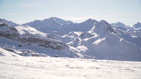 Amplia-Toma-De-Establecimiento-De-Montañas-Alpinas-Nevadas-Blancas