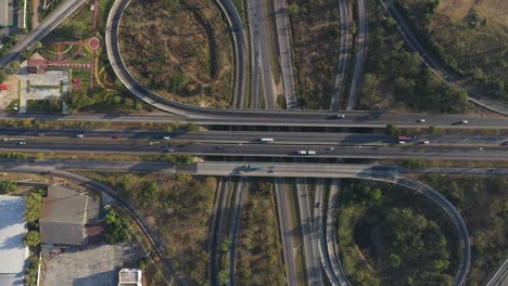 vista aérea desde un avión no tripulado de la carretera de la autopista multi-lentes, carretera de mittraphap, nakhon ratchasima, tailandia.