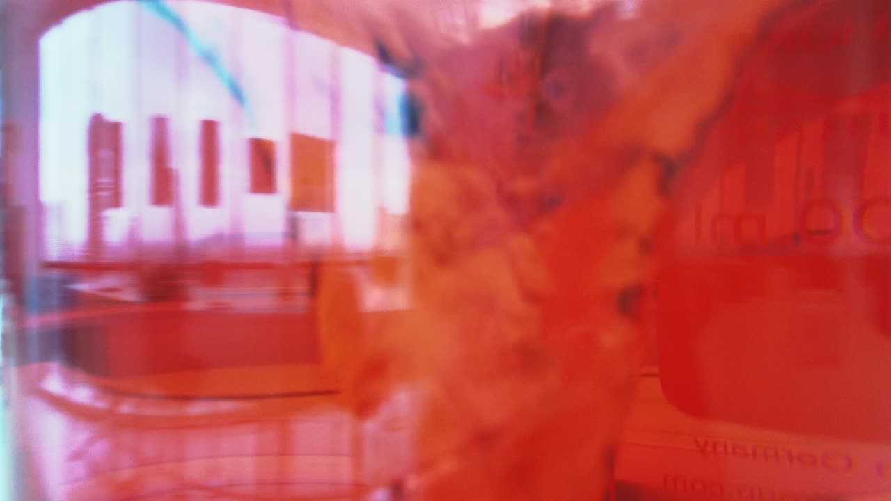 교반된 붉은 액체를 닫고 추상 패턴과 반사를 만듭니다.