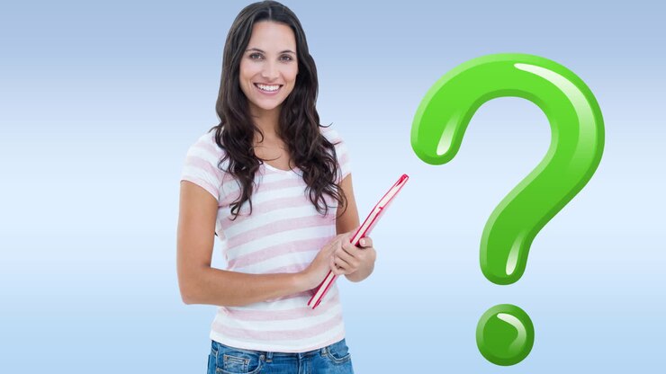 animación de un signo de interrogación verde sobre una mujer caucásica sonriente sosteniendo un libro, en azul