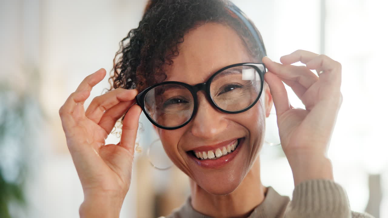 mujer feliz con gafas