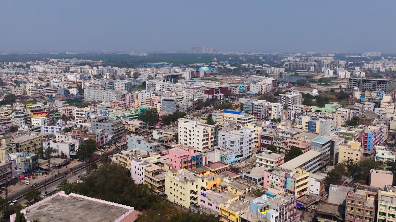 Vista aerea di Suraram con foresta urbana, edifici e la strada Medak a Hyderabad, Telangana, India. Di giorno, inquadratura ravvicinata, ripresa con drone, 4K.