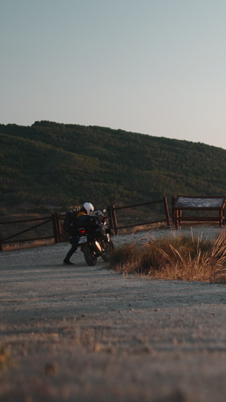 Motorcykel på en grusvej