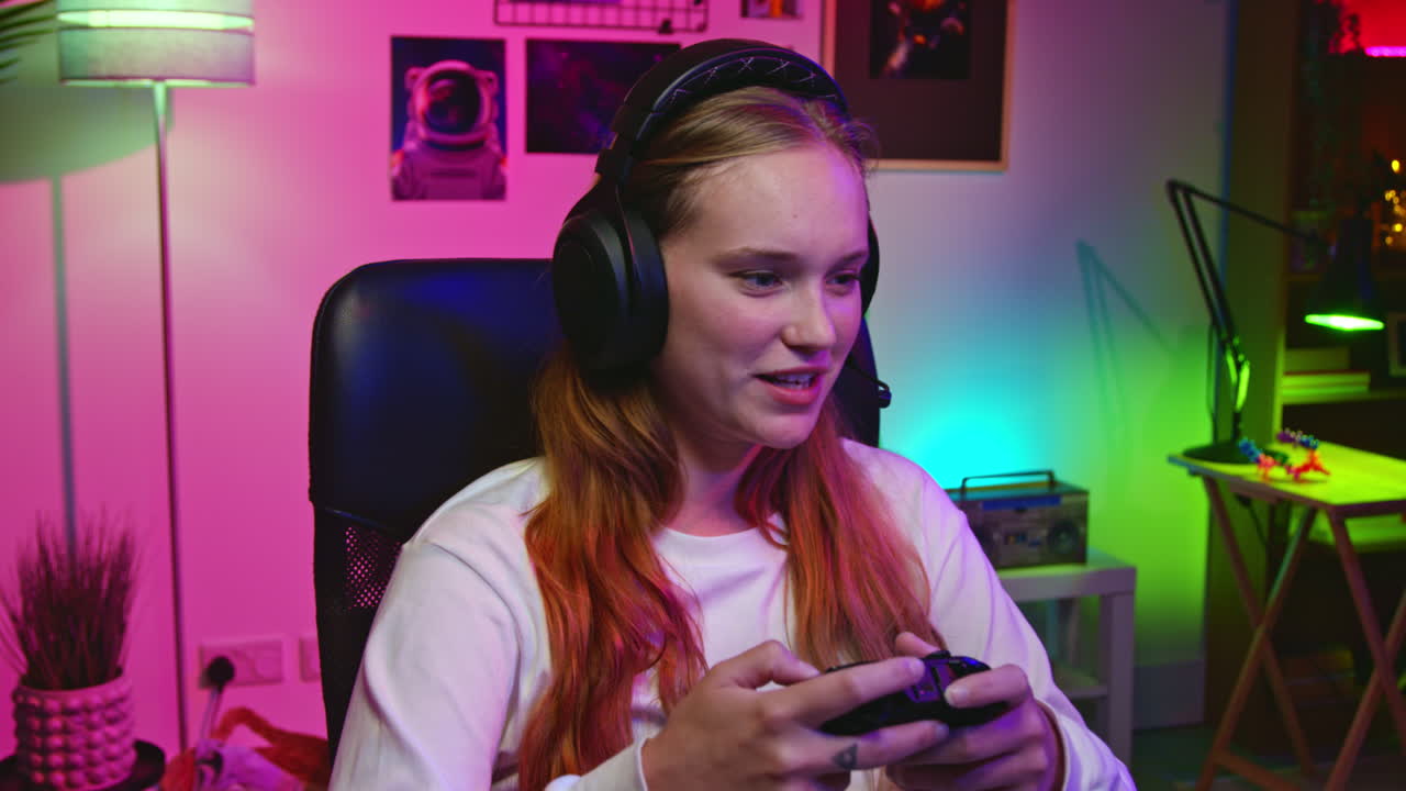 젊은 여성이 방에서 비디오 게임을 합니다.