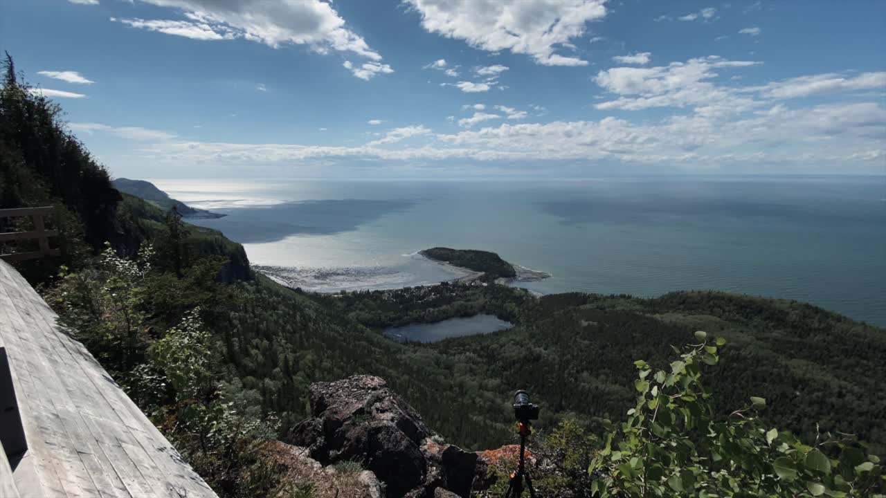 캐나다 퀘벡주 리무스키(rimouski)에 있는 영광스러운 숲과 고요한 해안이 있는 bic 국립공원 위로 흰 구름이 굴러가고 있습니다.