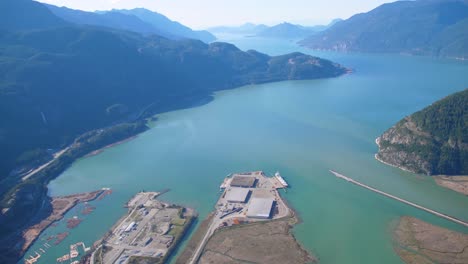 sonido howe en squamish columbia británica a lo largo de la autopista sea to sky que conecta vancouver con whistler