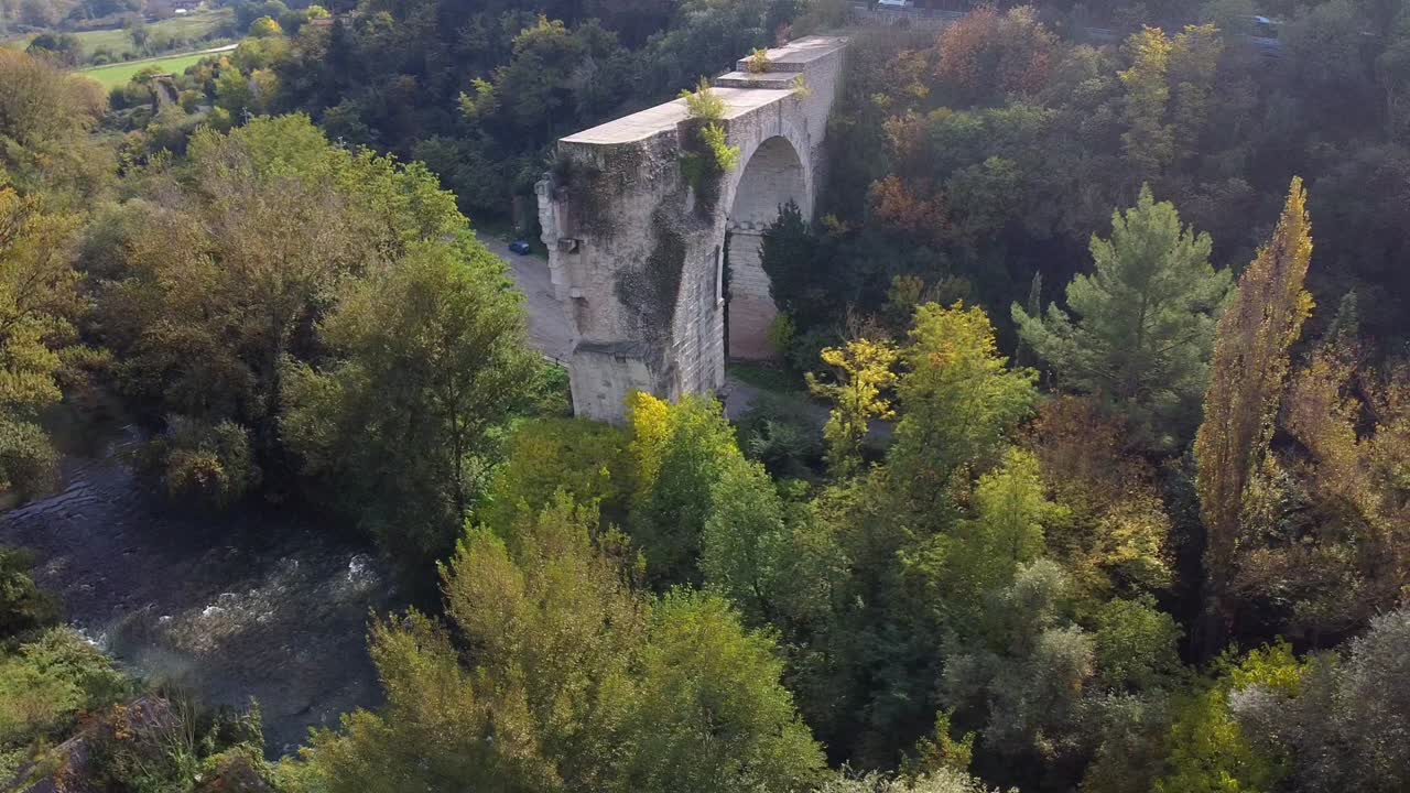 vista aérea del puente romano ponte d'augusto en narni, una ciudad montañosa de umbría en el centro de italia