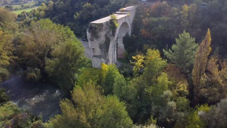 Aerial-view-of-Roman-bridge-Ponte-d'Augusto-in-Narni,-a-hilltown-city-of-Umbria-in-central-Italy