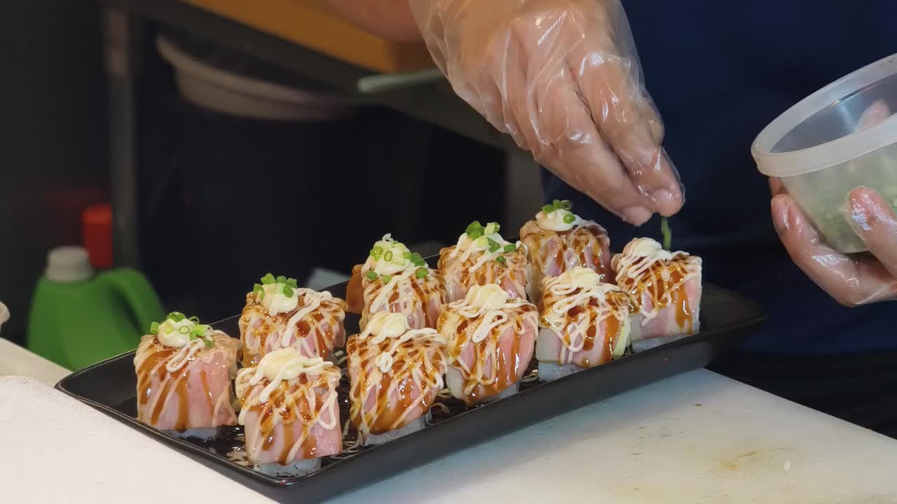 preparando un delicioso sushi