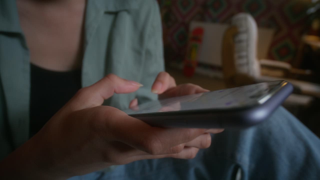 스마트 폰을 사용하는 여성