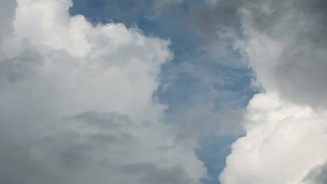 Sich-Bewegende-Sommerwolken-Im-Zeitraffer-Vor-Blauem-Himmel-Und-Sonnenstrahlen