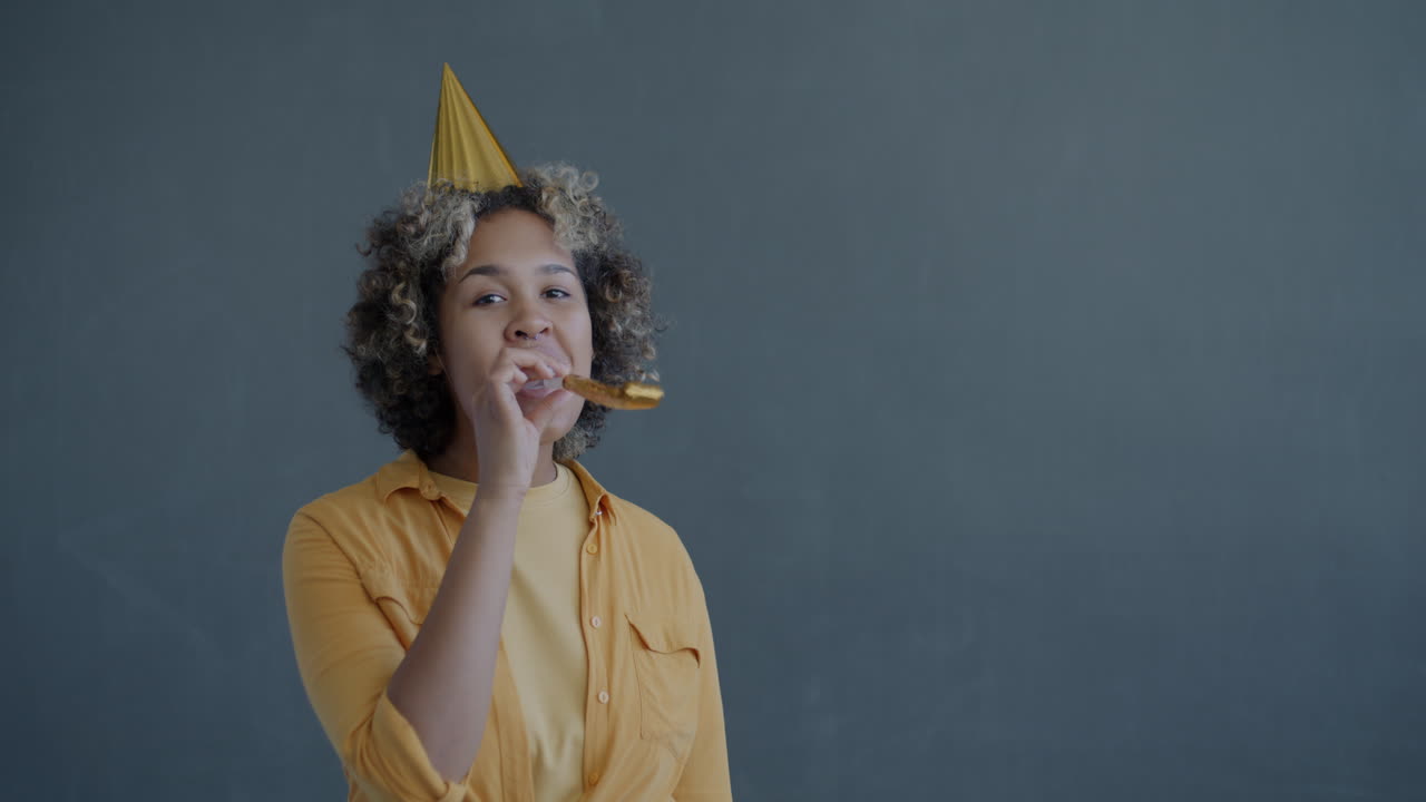 mujer celebrando un cumpleaños