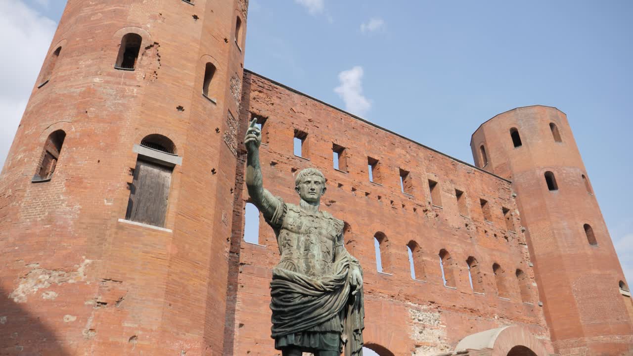 Statua di Cesare di fronte a Porta Palatina a Torino