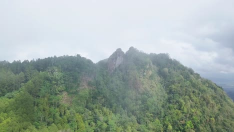 軌道上無人機射擊的山頂在