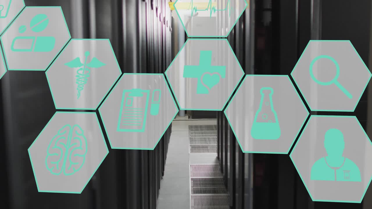 animación de icono azul en hexágonos sobre el pasillo de la sala de servidores en el fondo.