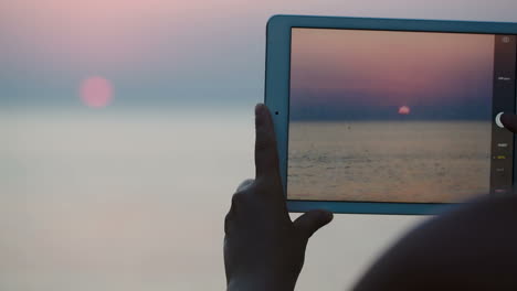 Tomar-Fotografías-De-La-Puesta-De-Sol-Sobre-El-Mar-Con-El-Panel-Táctil