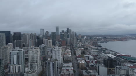 Toma-Aérea-Del-Centro-De-Seattle-En-Un-Día-Nublado.