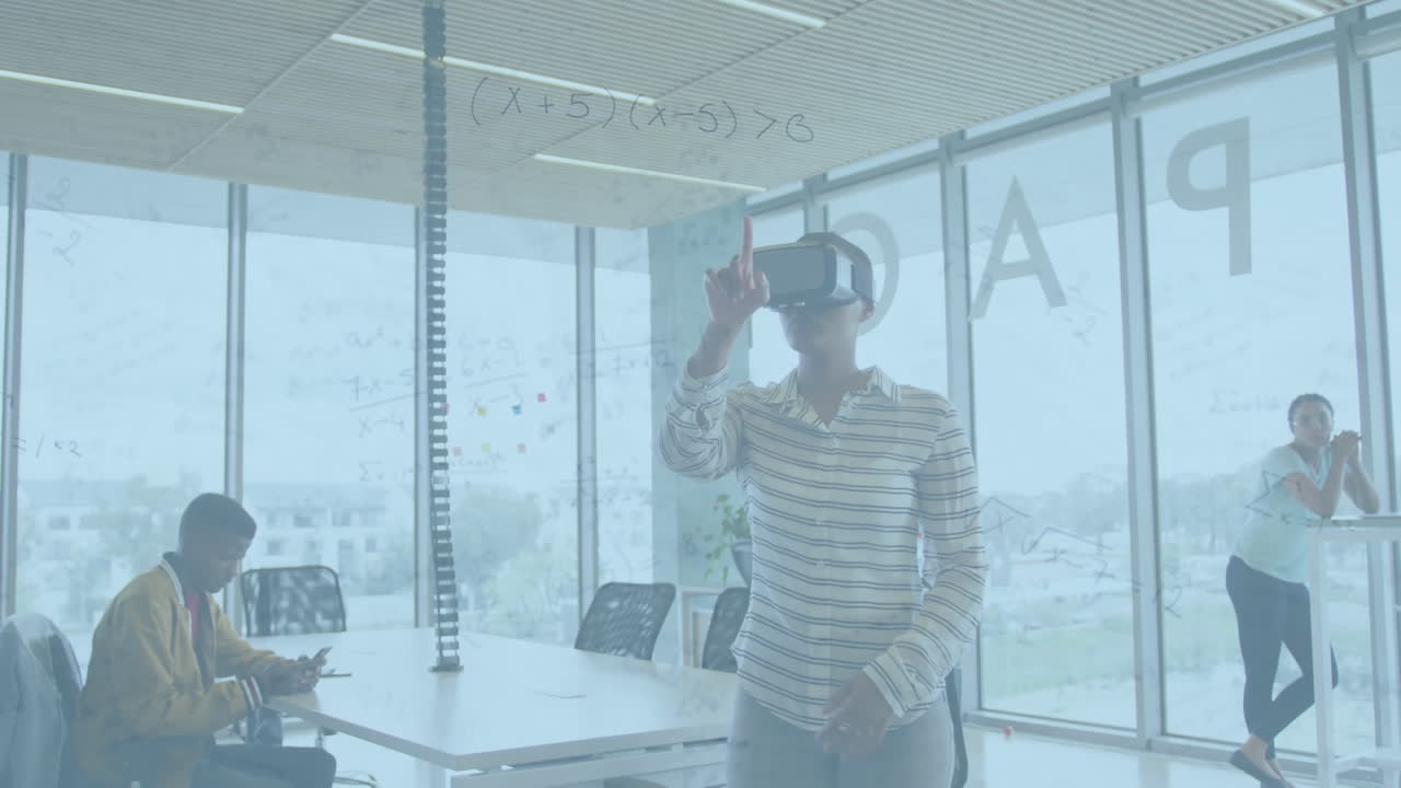 사무실에서 vr 헤드 ⁇ 을 사용하는 아프리카계 미국인 여성에 대한 수학 공식의 애니메이션