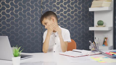 un niño deprimido no se siente bien.