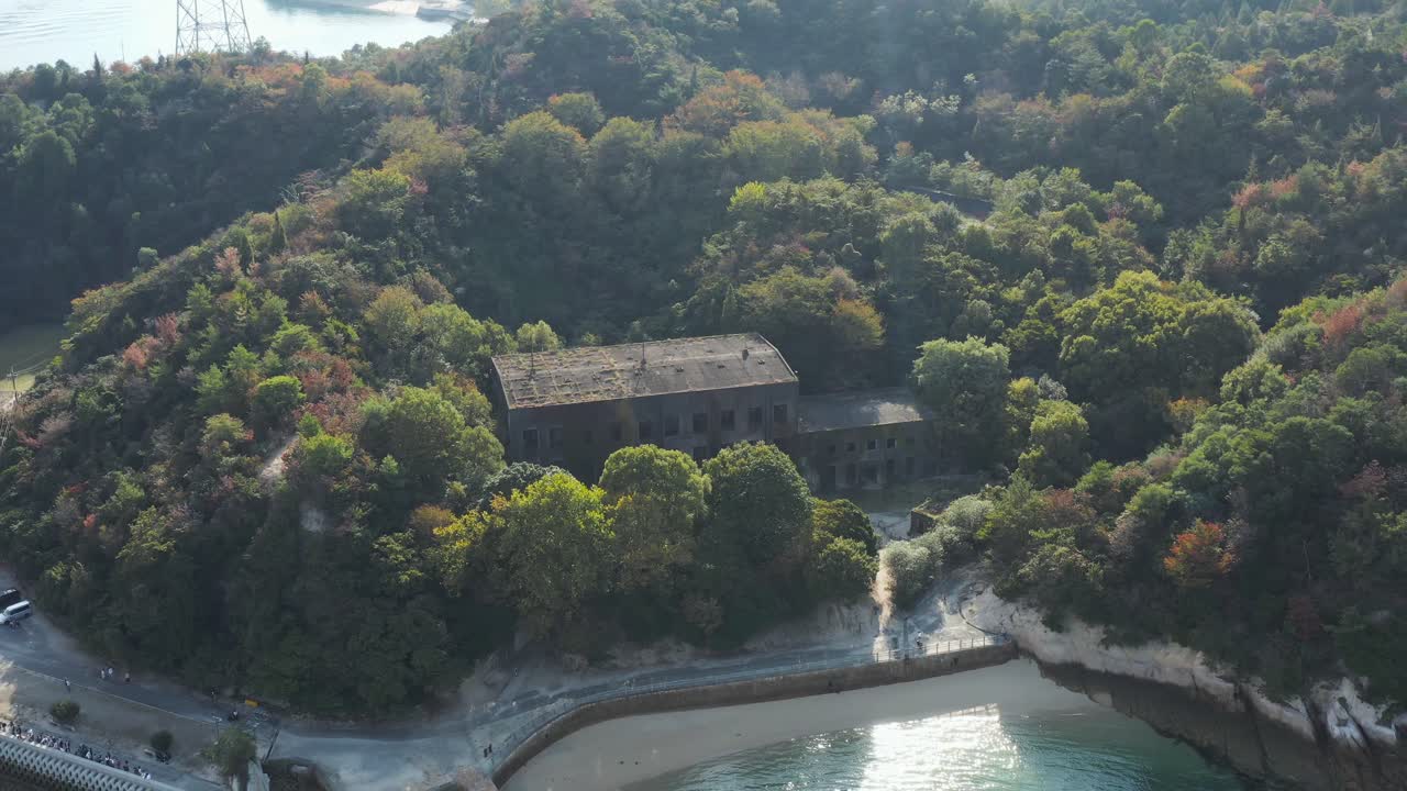 revelación de retroceso aéreo de la planta de energía abandonada de okunoshima en hiroshima, japón